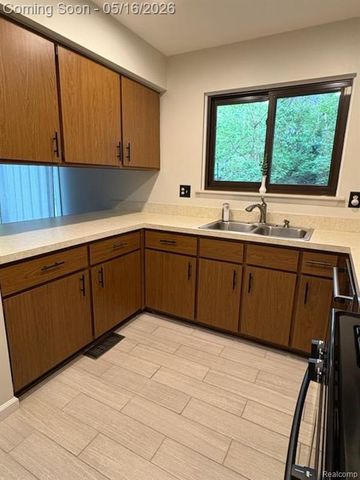 512 Victoria Square Boulevard, Brighton, MI 48116