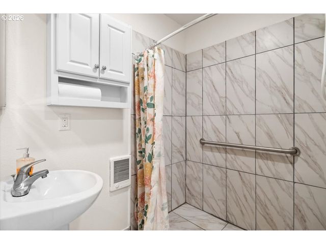 1923 WAYMIRE St, Salem, OR 97304