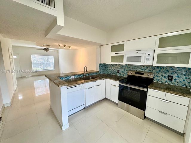 44 Key West Ct 44, Weston, FL 33326