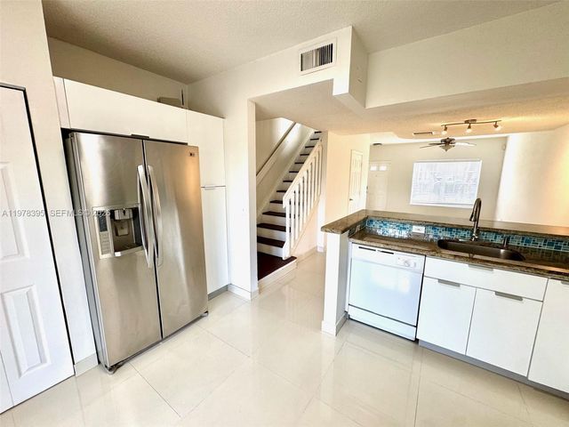 44 Key West Ct 44, Weston, FL 33326