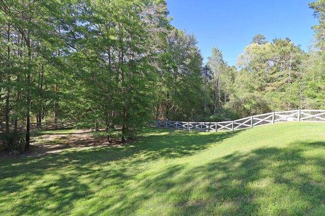 121 Red Hawk Rd Road, Huntsville, TX 77340