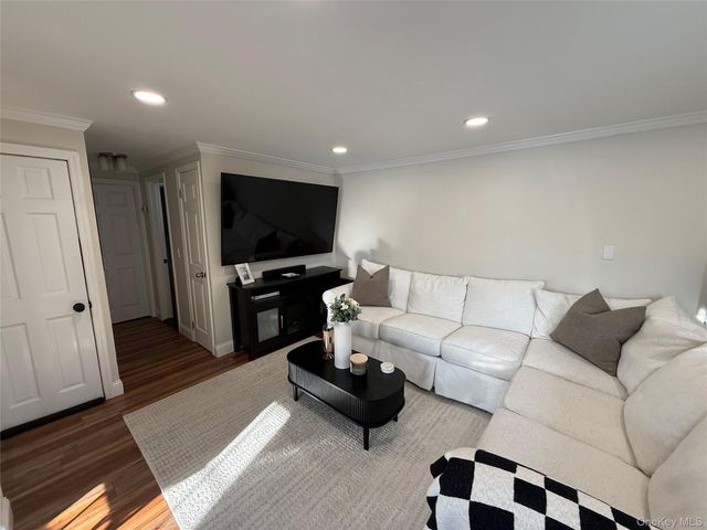 547 Middle Street, North Babylon, NY 11703