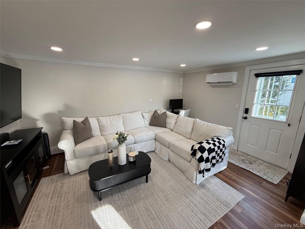 547 Middle Street, North Babylon, NY 11703