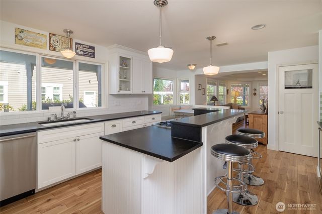 645 18th Avenue W, Kirkland, WA 98033