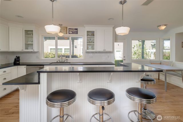 645 18th Avenue W, Kirkland, WA 98033