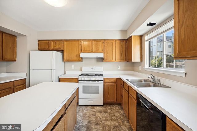 14705 FLOWER HILL DR, Centreville, VA 20120