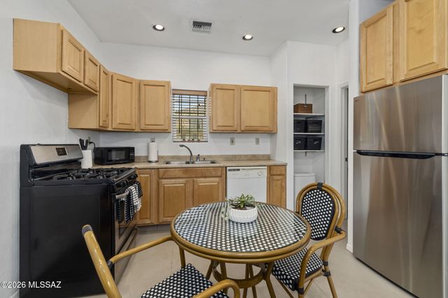 1718 E Grant Road, Tucson, AZ 85719