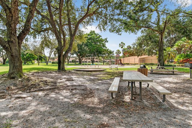 6818 68th Way, West Palm Beach, FL 33409