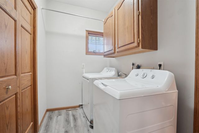 824 Tanglewood Dr., Manchester, IA 52057