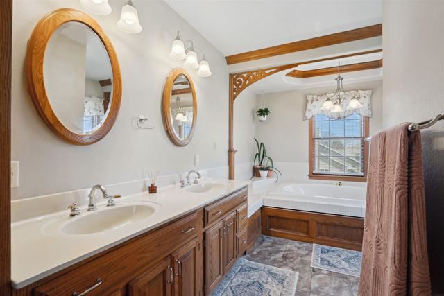 824 Tanglewood Dr., Manchester, IA 52057