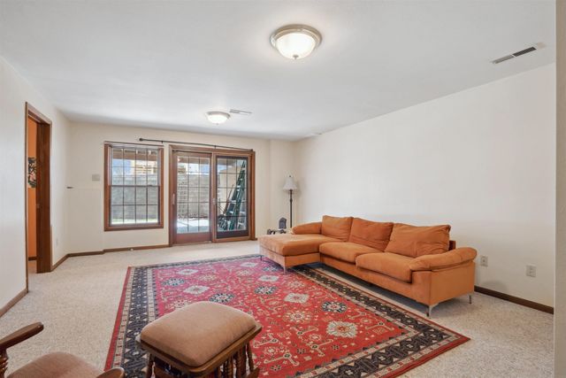 824 Tanglewood Dr., Manchester, IA 52057