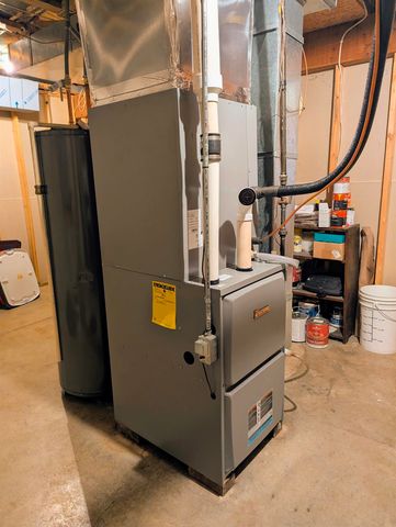 824 Tanglewood Dr., Manchester, IA 52057