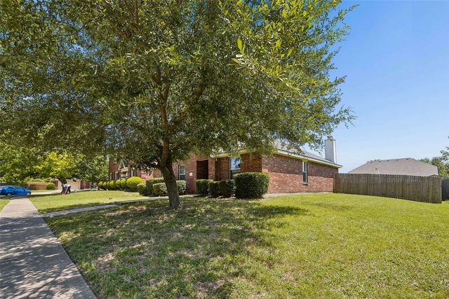 205 Rosewood Court, Red Oak, TX 75154