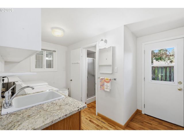 1090 CORYDON St, Eugene, OR 97401