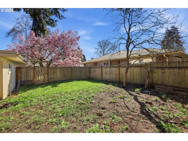 1090 CORYDON St, Eugene, OR 97401