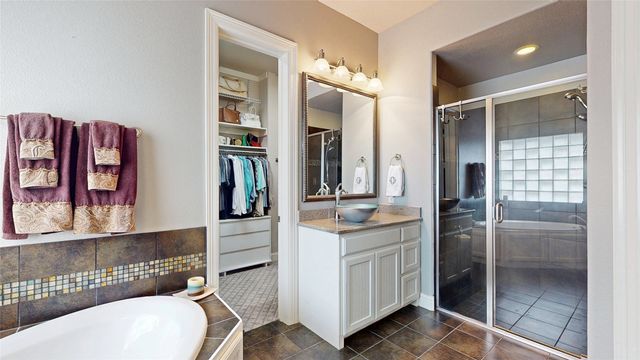 8900 Bluestem Drive, Lantana, TX 76226
