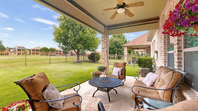 8900 Bluestem Drive, Lantana, TX 76226