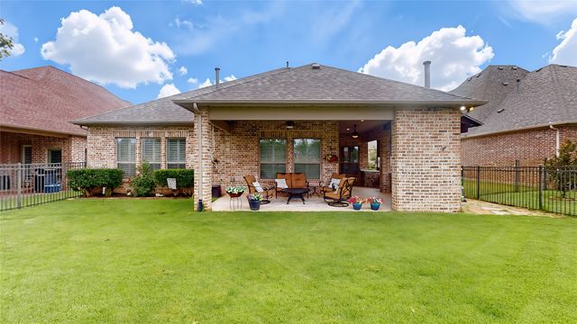 8900 Bluestem Drive, Lantana, TX 76226