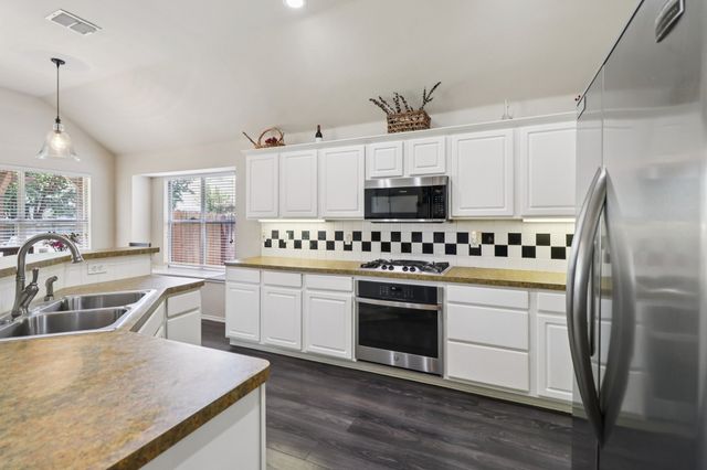 2845 Birmingham Drive, Grand Prairie, TX 75052