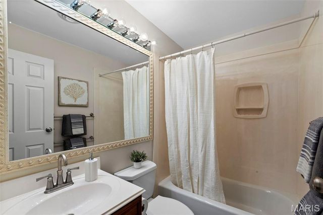 442 Royalwood Drive, Creve Coeur, MO 63141