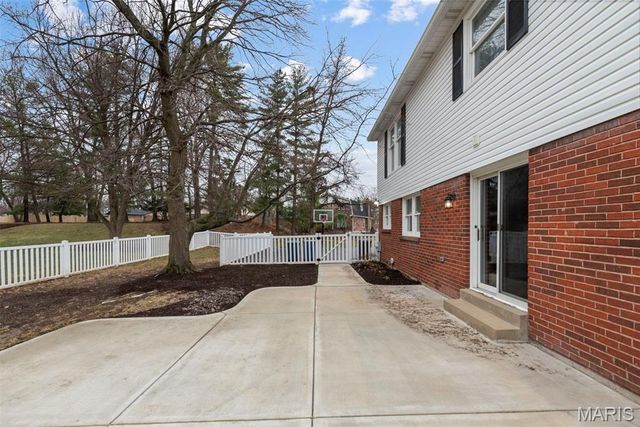 442 Royalwood Drive, Creve Coeur, MO 63141