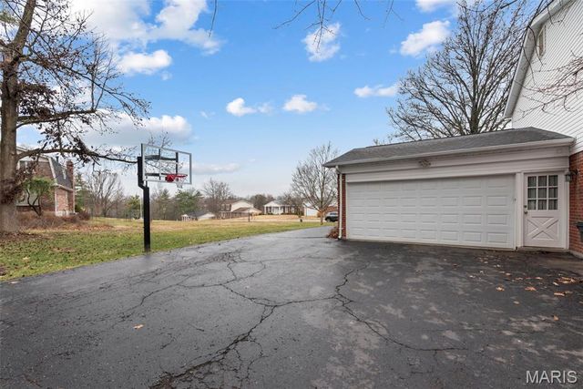 442 Royalwood Drive, Creve Coeur, MO 63141