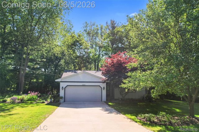 5236 Schlenker Road, Hamburg Township, MI 48139