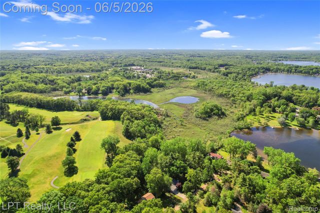 5236 Schlenker Road, Hamburg Township, MI 48139