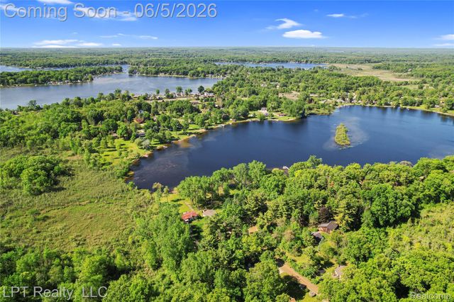 5236 Schlenker Road, Hamburg Township, MI 48139