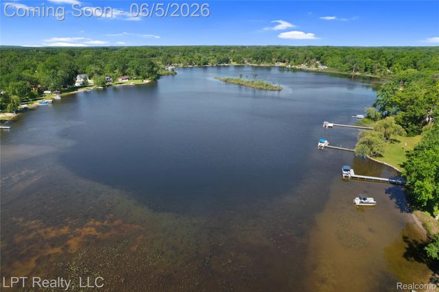 5236 Schlenker Road, Hamburg Township, MI 48139