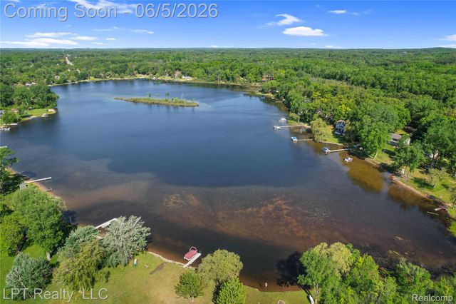 5236 Schlenker Road, Hamburg Township, MI 48139