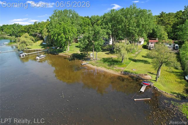 5236 Schlenker Road, Hamburg Township, MI 48139