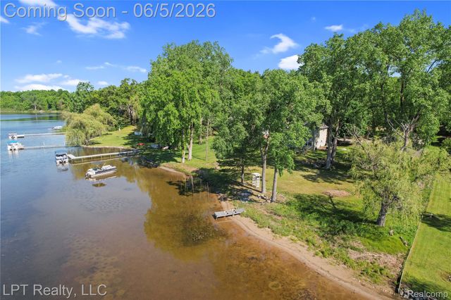 5236 Schlenker Road, Hamburg Township, MI 48139