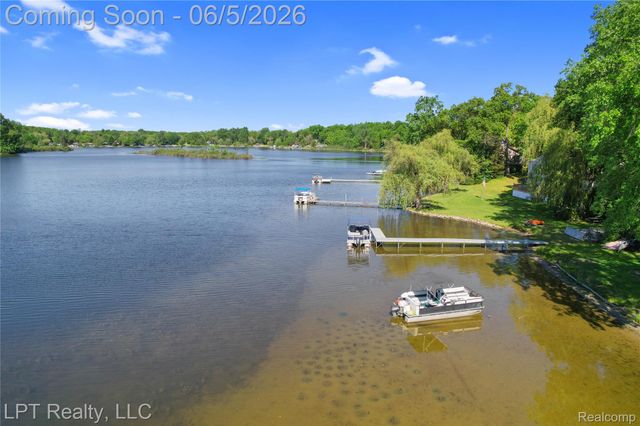 5236 Schlenker Road, Hamburg Township, MI 48139