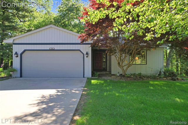 5236 Schlenker Road, Hamburg Township, MI 48139