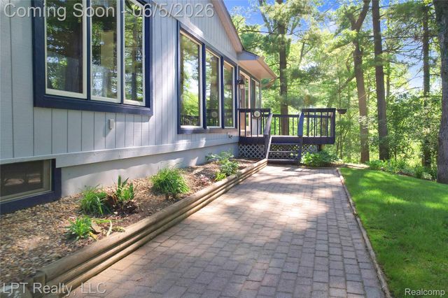 5236 Schlenker Road, Hamburg Township, MI 48139