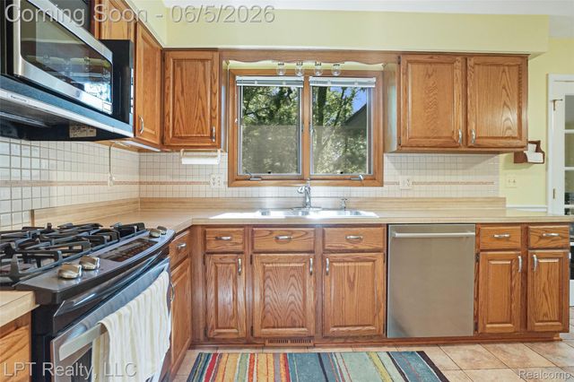 5236 Schlenker Road, Hamburg Township, MI 48139