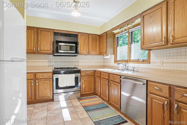5236 Schlenker Road, Hamburg Township, MI 48139