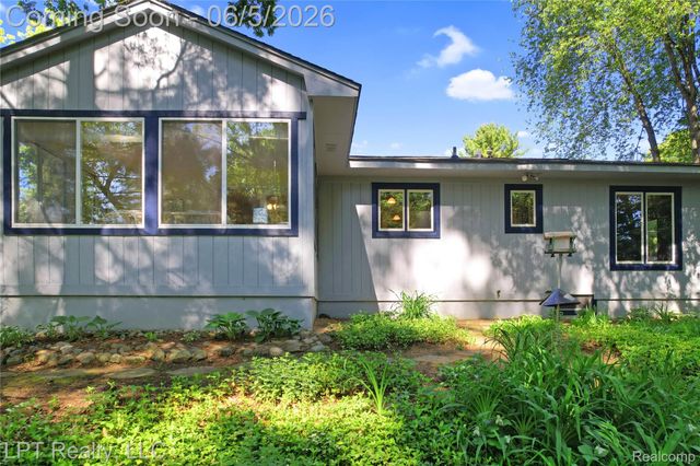 5236 Schlenker Road, Hamburg Township, MI 48139