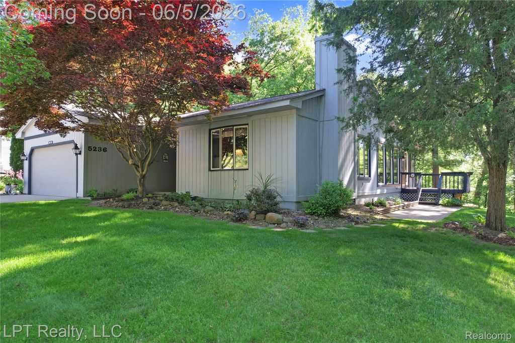 5236 Schlenker Road, Hamburg Township, MI 48139