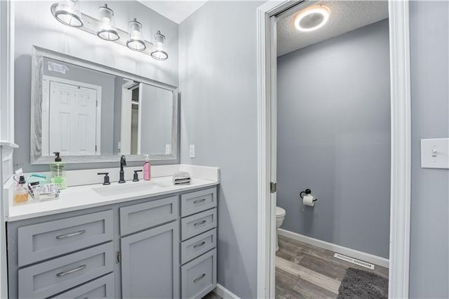 804 SE 16th Terrace, Oak Grove, MO 64075