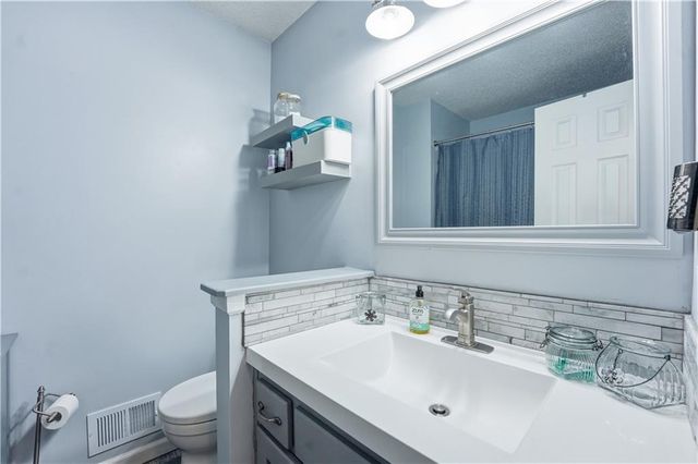 804 SE 16th Terrace, Oak Grove, MO 64075