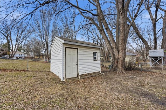 804 SE 16th Terrace, Oak Grove, MO 64075