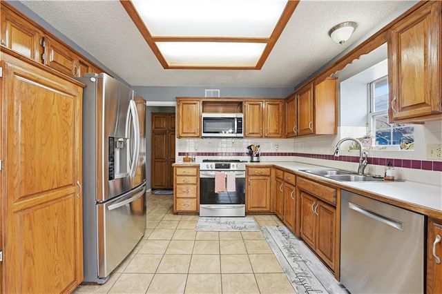 804 SE 16th Terrace, Oak Grove, MO 64075