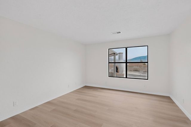 300 4th Avenue NE, Rio Rancho, NM 87124