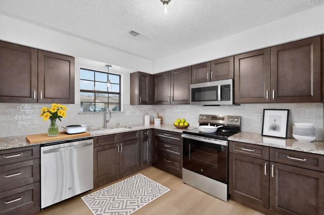 300 4th Avenue NE, Rio Rancho, NM 87124