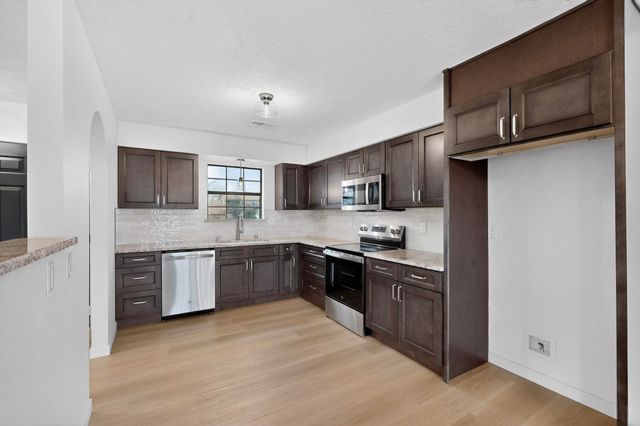 300 4th Avenue NE, Rio Rancho, NM 87124