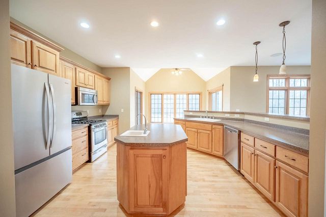 8900 N Lodgewood ROAD, River Hills, WI 53217