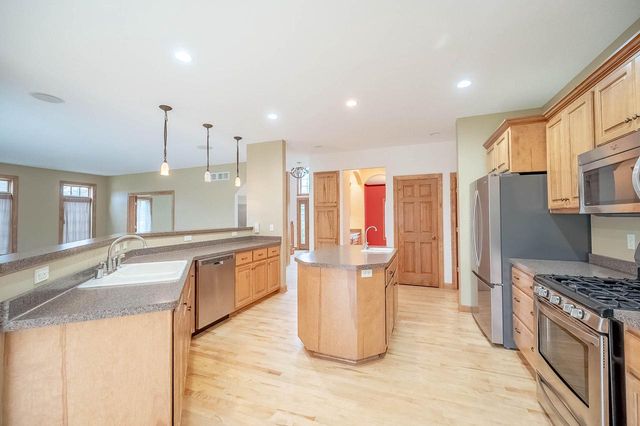 8900 N Lodgewood ROAD, River Hills, WI 53217