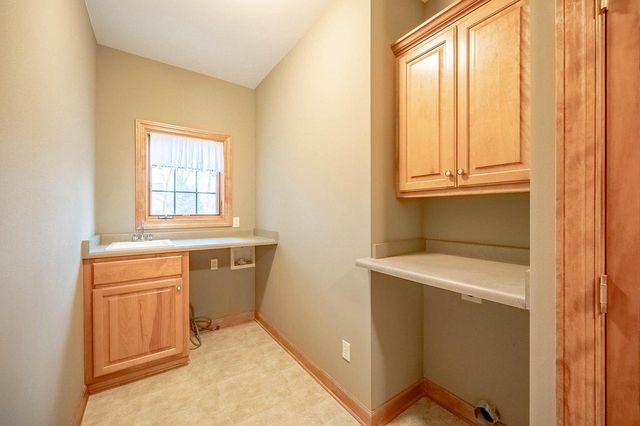 8900 N Lodgewood ROAD, River Hills, WI 53217